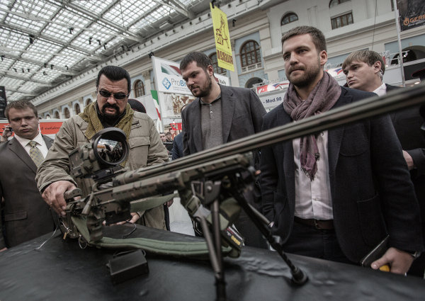 El estadounidense Steven Seagal, conocido actor y experto en armas marciales, visitó la feria internacional Armas y Caza 2013 en Moscú.