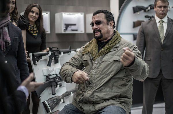 Seagal aceptó ser rostro publicitario de ORSIS, marca rusa de armas de alta precisión.
