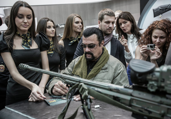 El actor estadounidense Steven Seagal (en el centro) reparte autógrafos en la feria internacional Armas y Caza 2013 en Moscú.